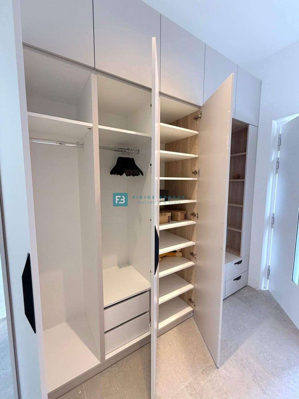 ŠIBENIK-BILICE, nova, opremljena luksuzna vila, 2 ločena apartmaja, 400 m od morja