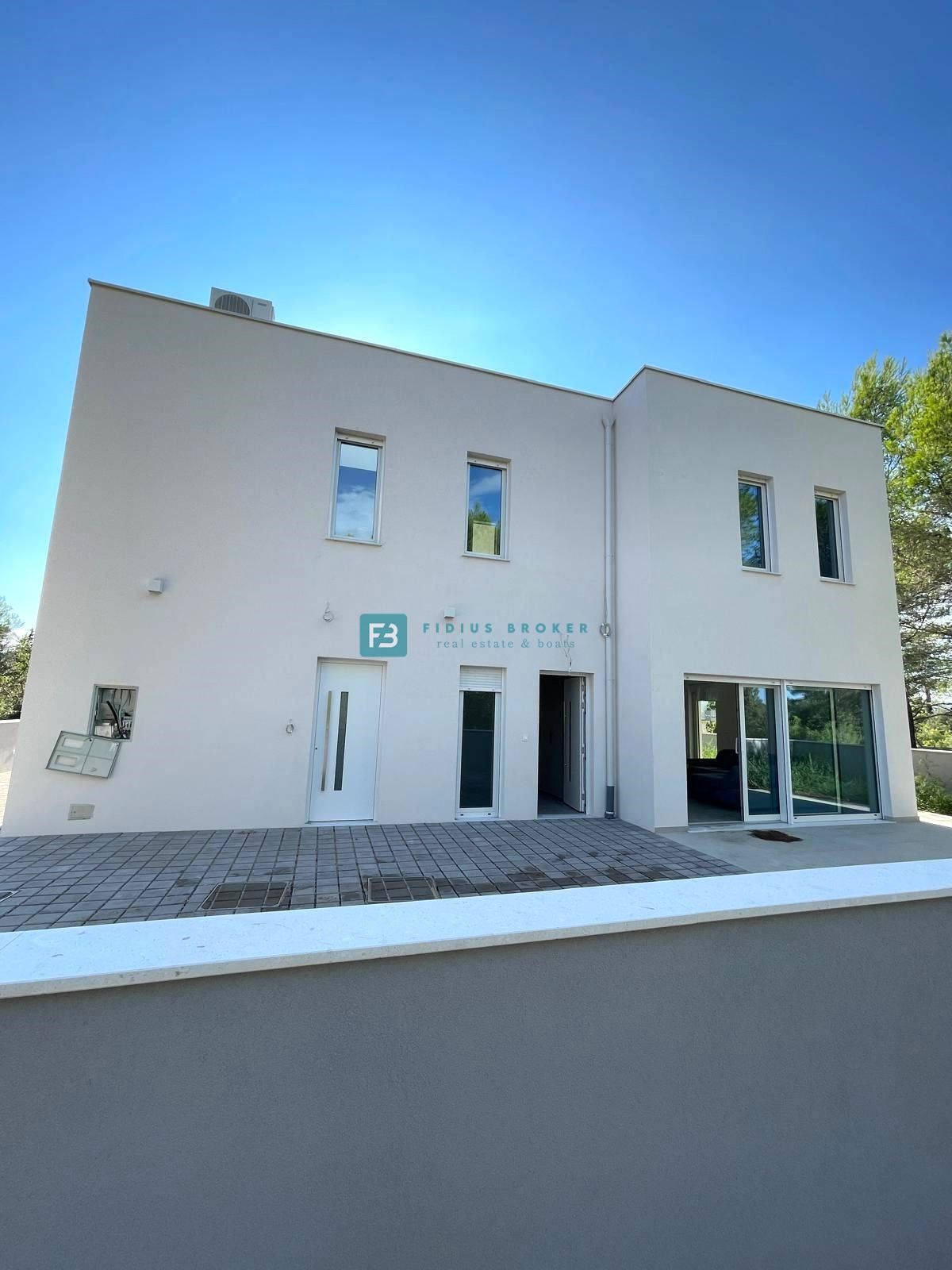 ŠIBENIK-BILICE, nova, opremljena luksuzna vila, 2 ločena apartmaja, 400 m od morja