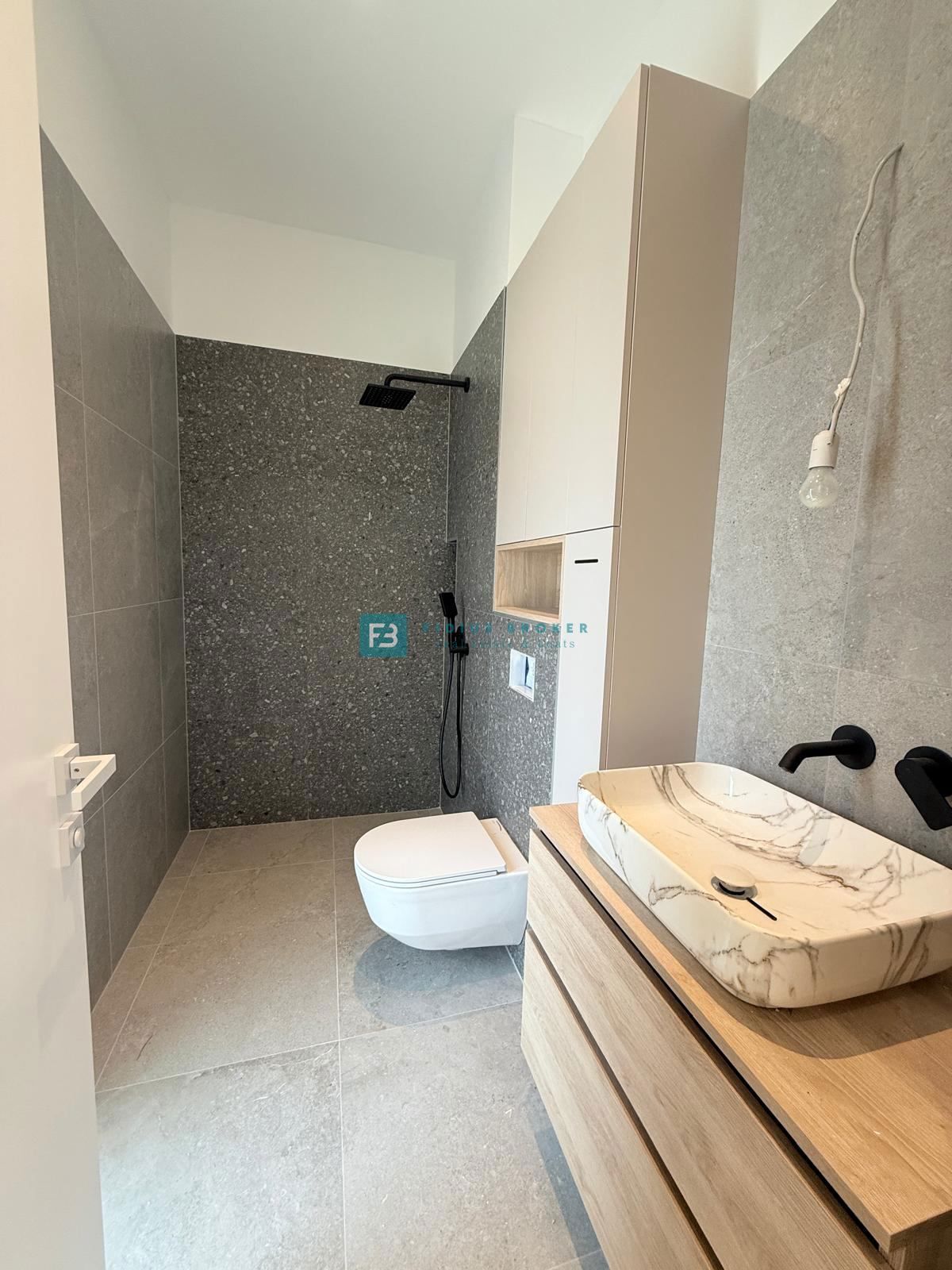 ŠIBENIK-BILICE, nova, opremljena luksuzna vila, 2 ločena apartmaja, 400 m od morja