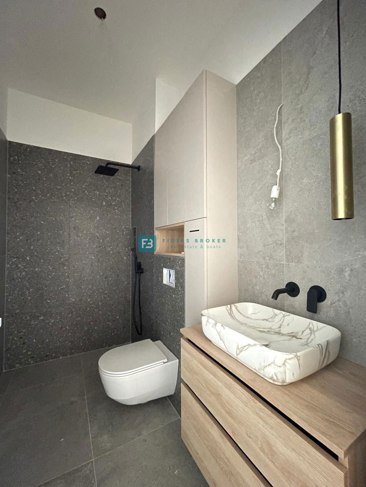 ŠIBENIK-BILICE, nova, opremljena luksuzna vila, 2 ločena apartmaja, 400 m od morja