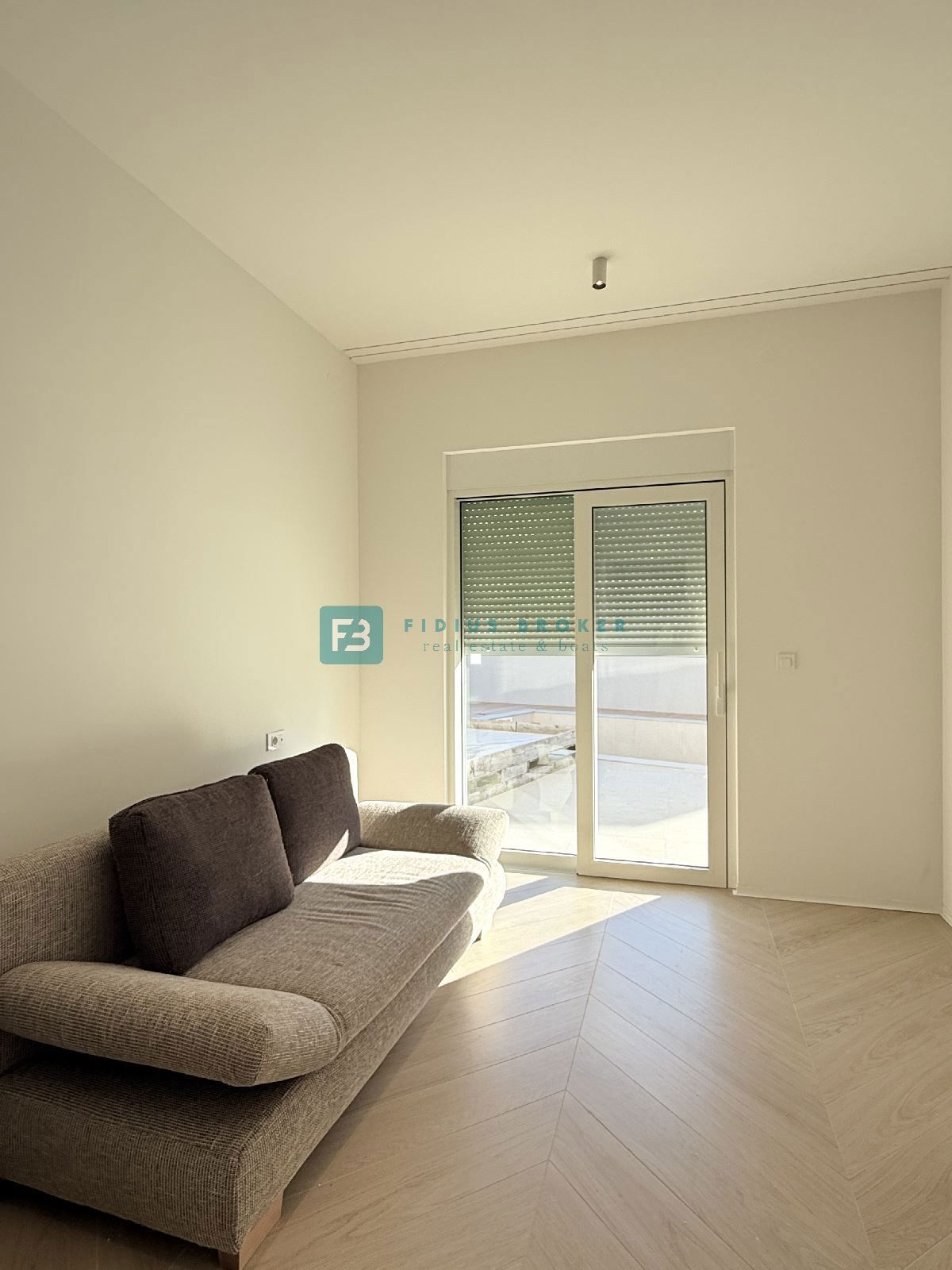 ŠIBENIK-BILICE, nova, opremljena luksuzna vila, 2 ločena apartmaja, 400 m od morja