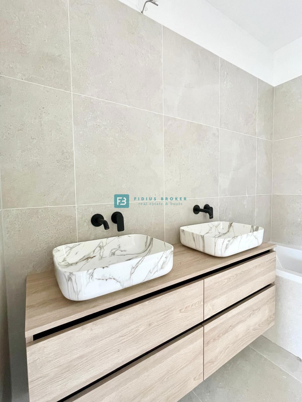 ŠIBENIK-BILICE, nova, opremljena luksuzna vila, 2 ločena apartmaja, 400 m od morja