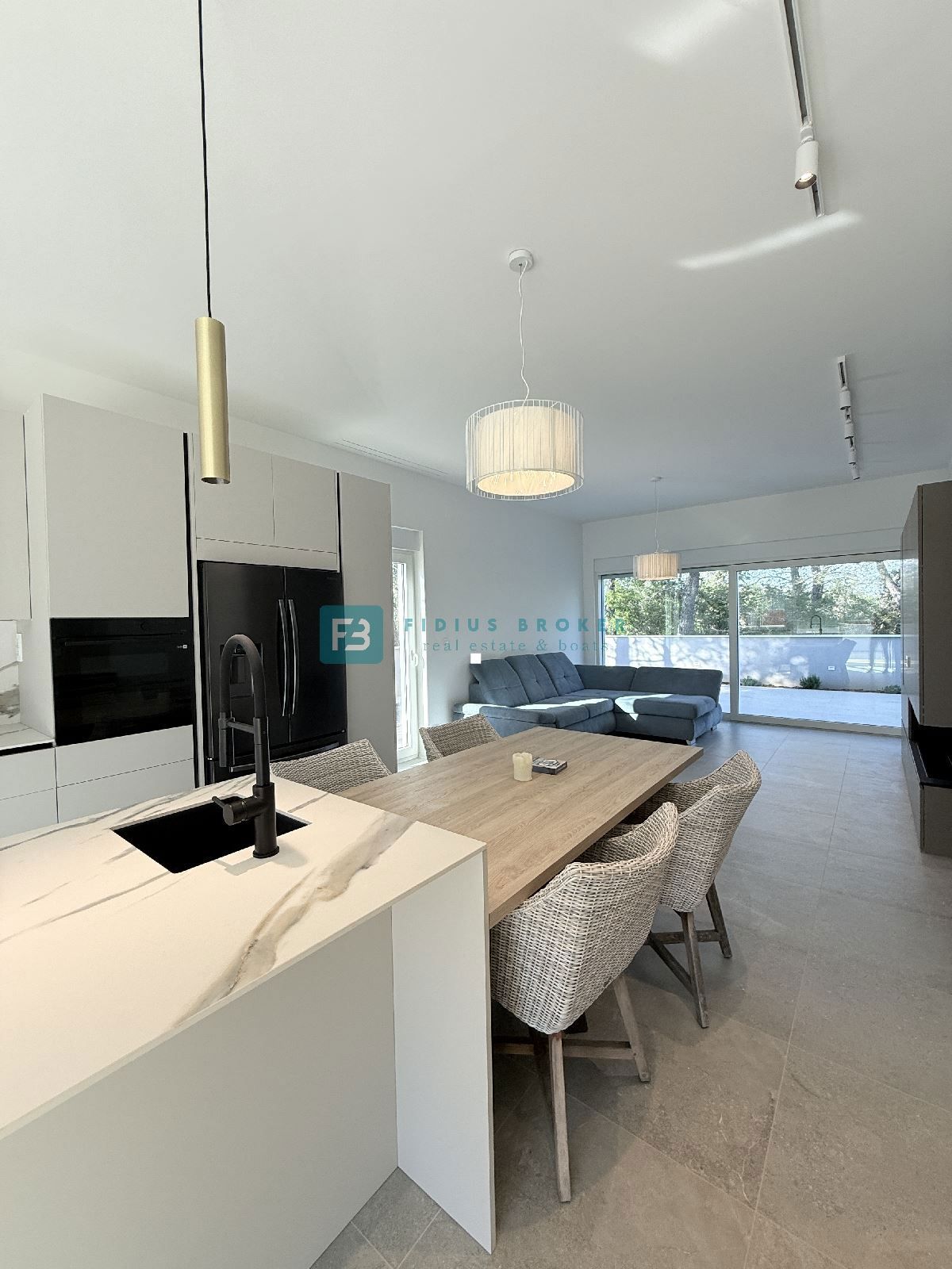 ŠIBENIK-BILICE, nova, opremljena luksuzna vila, 2 ločena apartmaja, 400 m od morja
