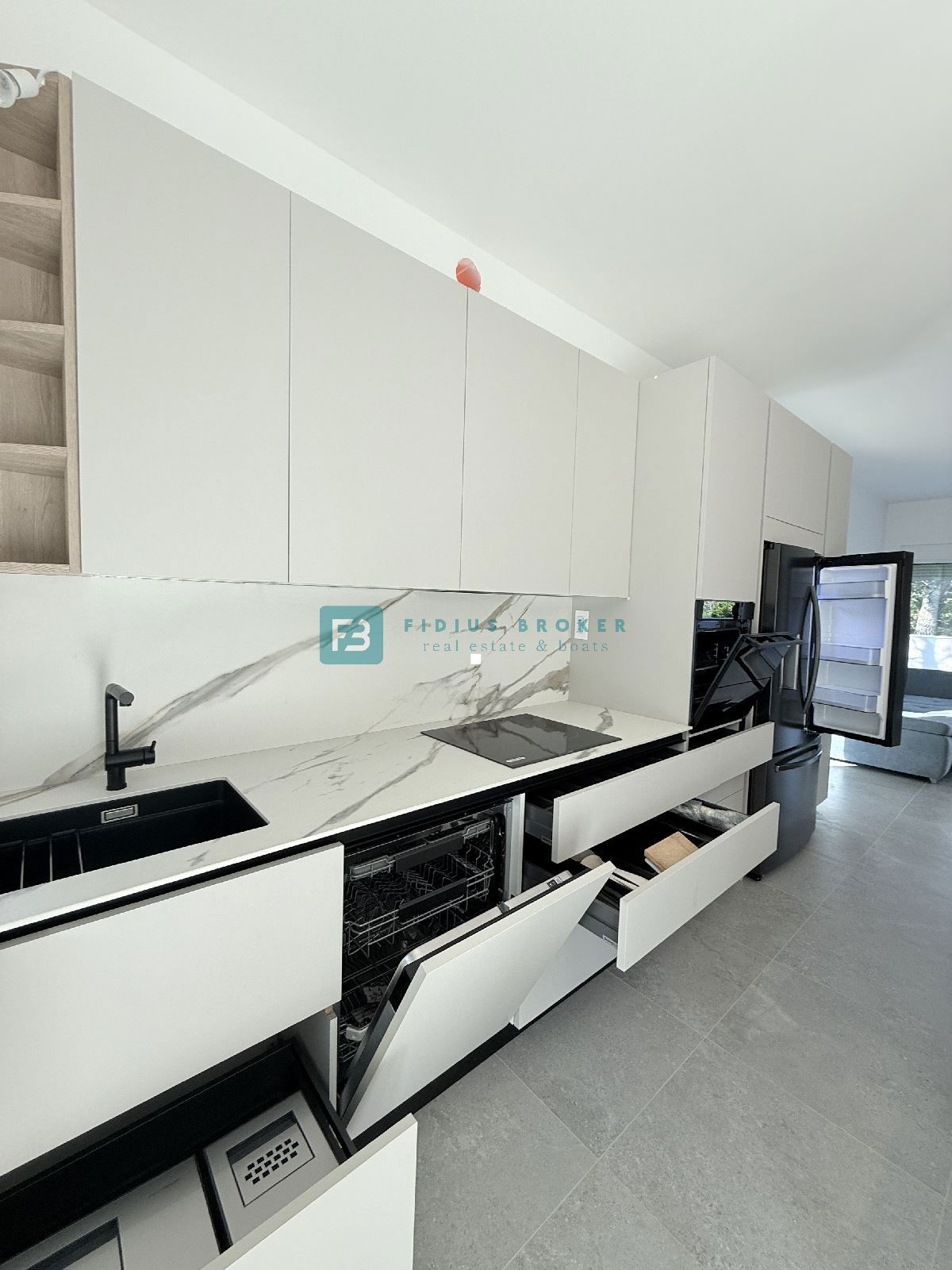 ŠIBENIK-BILICE, nova, opremljena luksuzna vila, 2 ločena apartmaja, 400 m od morja