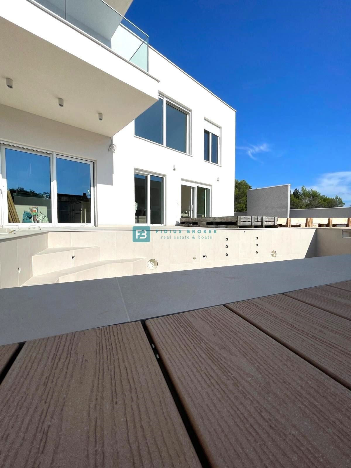 ŠIBENIK-BILICE, nova, opremljena luksuzna vila, 2 ločena apartmaja, 400 m od morja