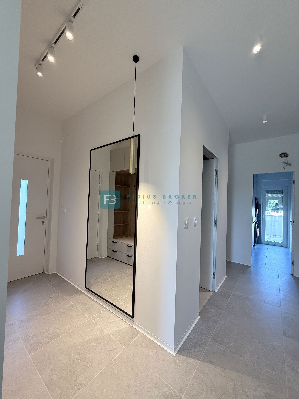 ŠIBENIK-BILICE, nova, opremljena luksuzna vila, 2 ločena apartmaja, 400 m od morja
