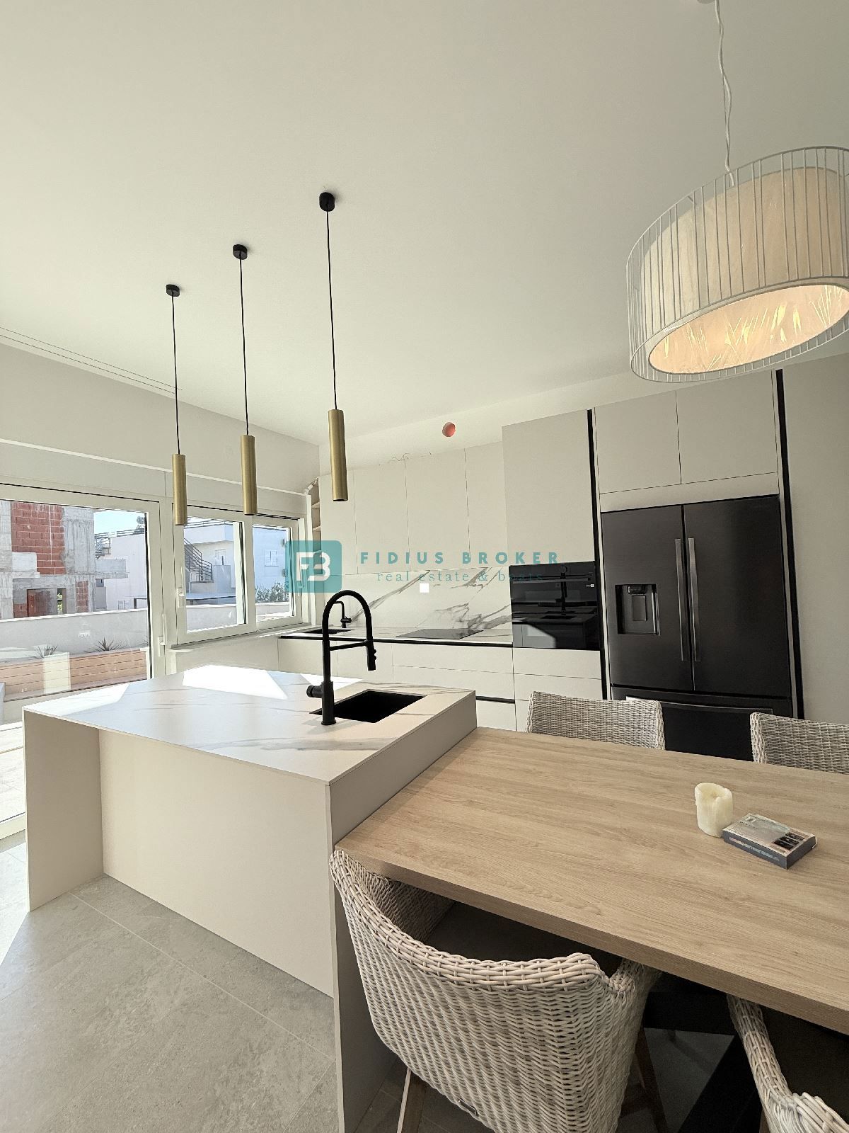 ŠIBENIK-BILICE, nova, opremljena luksuzna vila, 2 ločena apartmaja, 400 m od morja