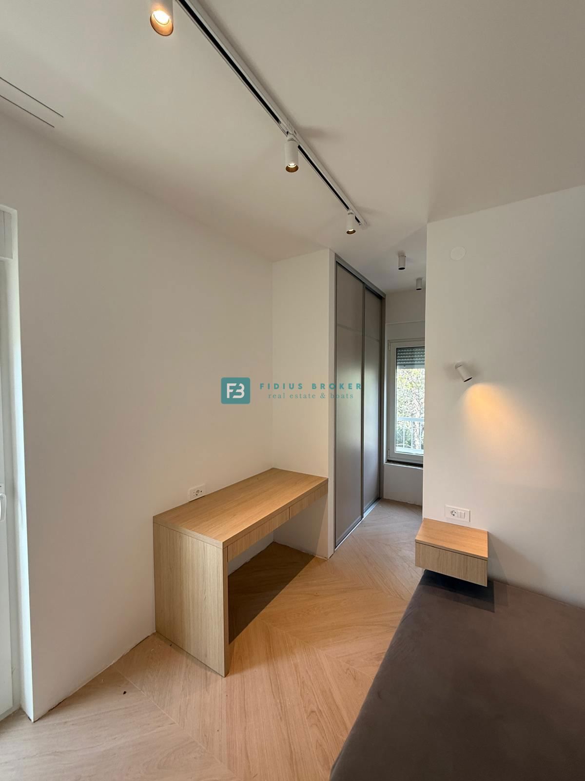 ŠIBENIK-BILICE, nova, opremljena luksuzna vila, 2 ločena apartmaja, 400 m od morja