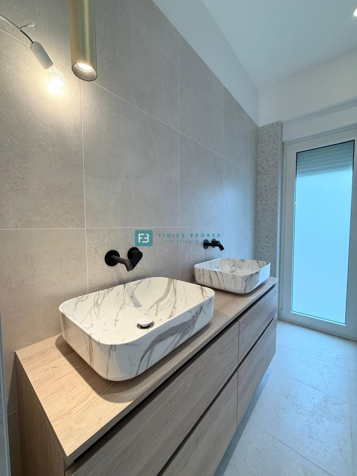 ŠIBENIK-BILICE, nova, opremljena luksuzna vila, 2 ločena apartmaja, 400 m od morja