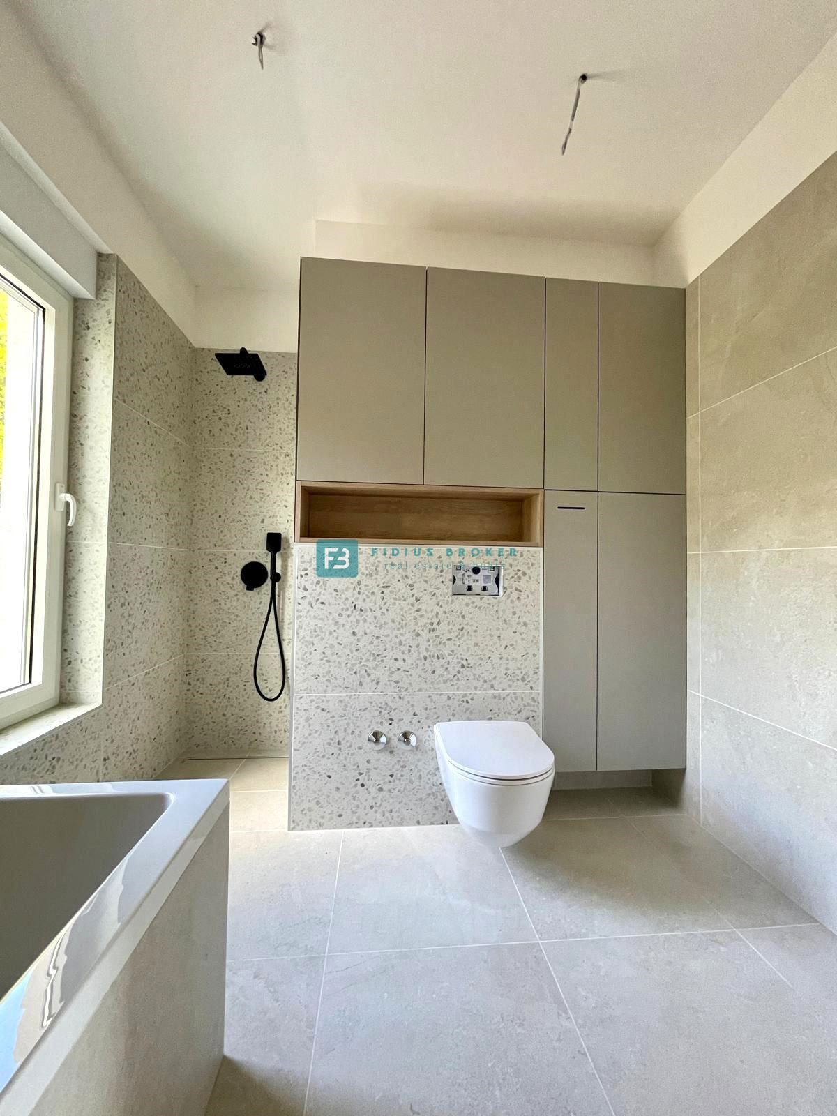 ŠIBENIK-BILICE, nova, opremljena luksuzna vila, 2 ločena apartmaja, 400 m od morja