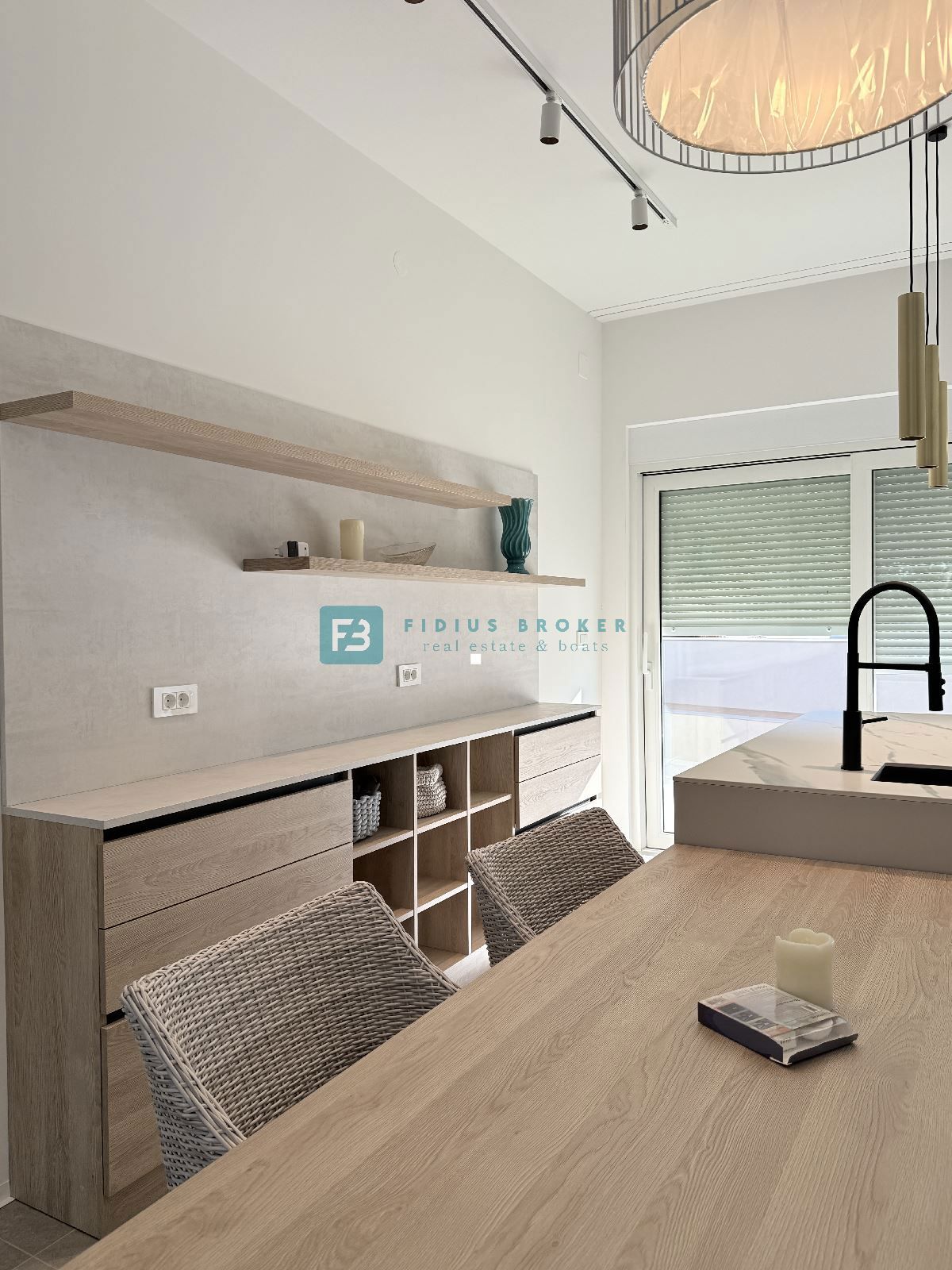 ŠIBENIK-BILICE, nova, opremljena luksuzna vila, 2 ločena apartmaja, 400 m od morja