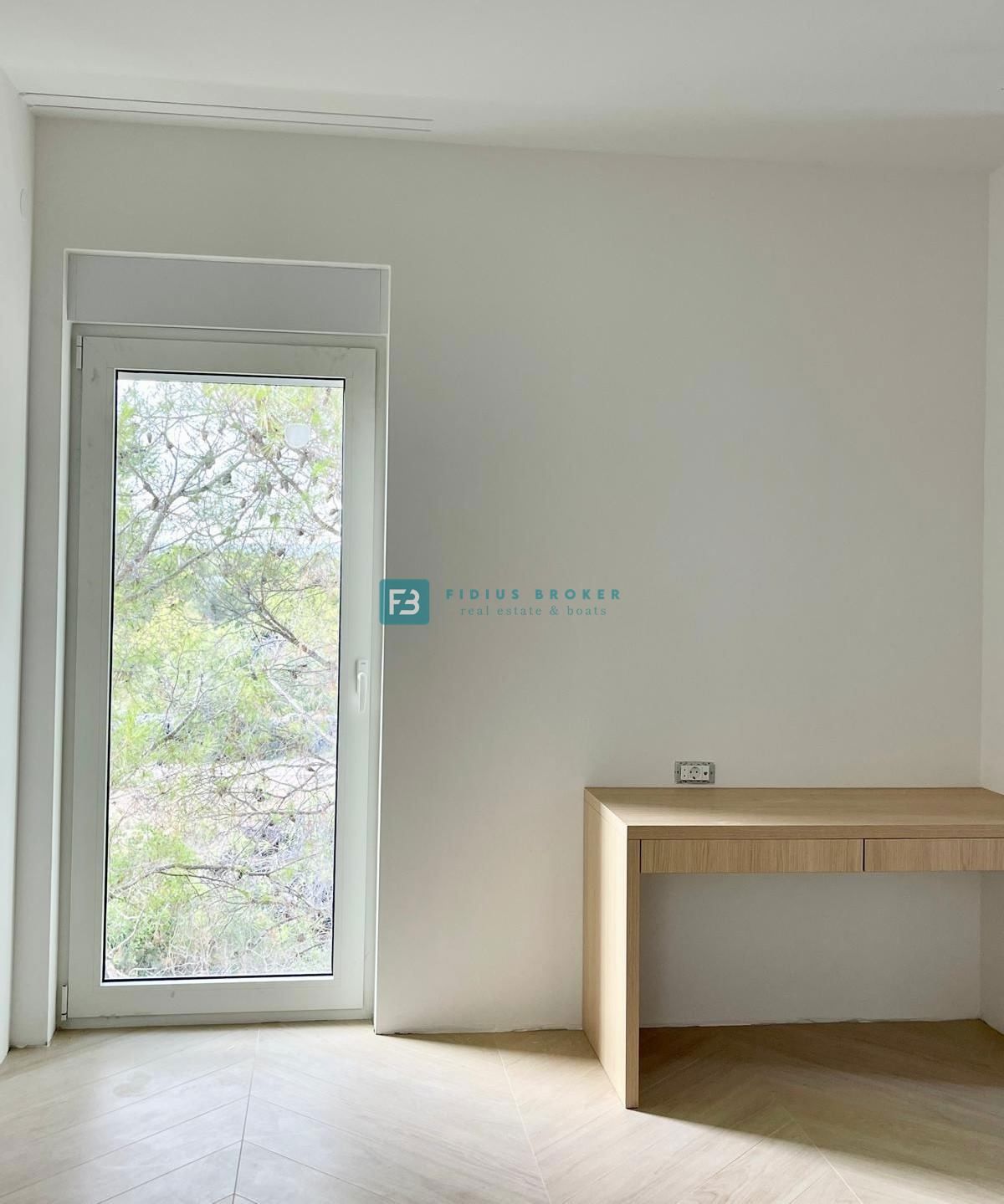 ŠIBENIK-BILICE, nova, opremljena luksuzna vila, 2 ločena apartmaja, 400 m od morja