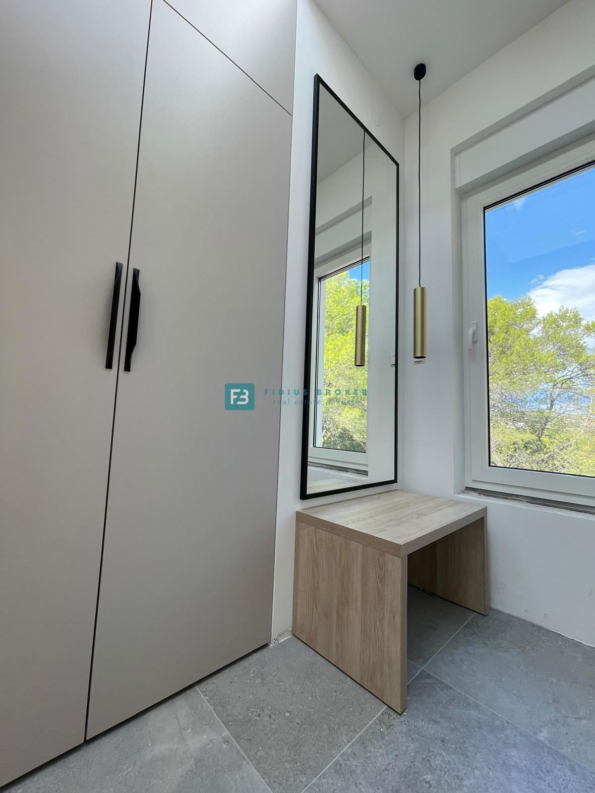 ŠIBENIK-BILICE, nova, opremljena luksuzna vila, 2 ločena apartmaja, 400 m od morja
