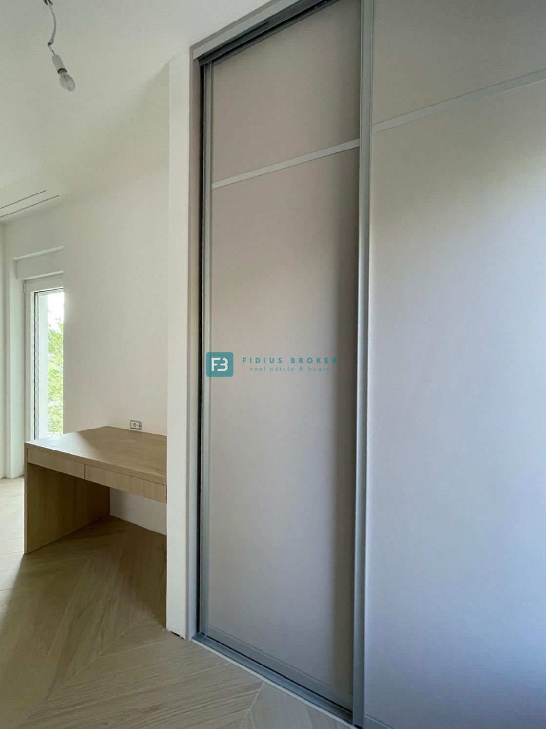 ŠIBENIK-BILICE, nova, opremljena luksuzna vila, 2 ločena apartmaja, 400 m od morja