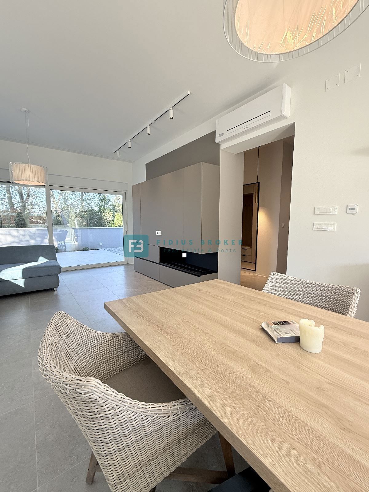 ŠIBENIK-BILICE, nova, opremljena luksuzna vila, 2 ločena apartmaja, 400 m od morja