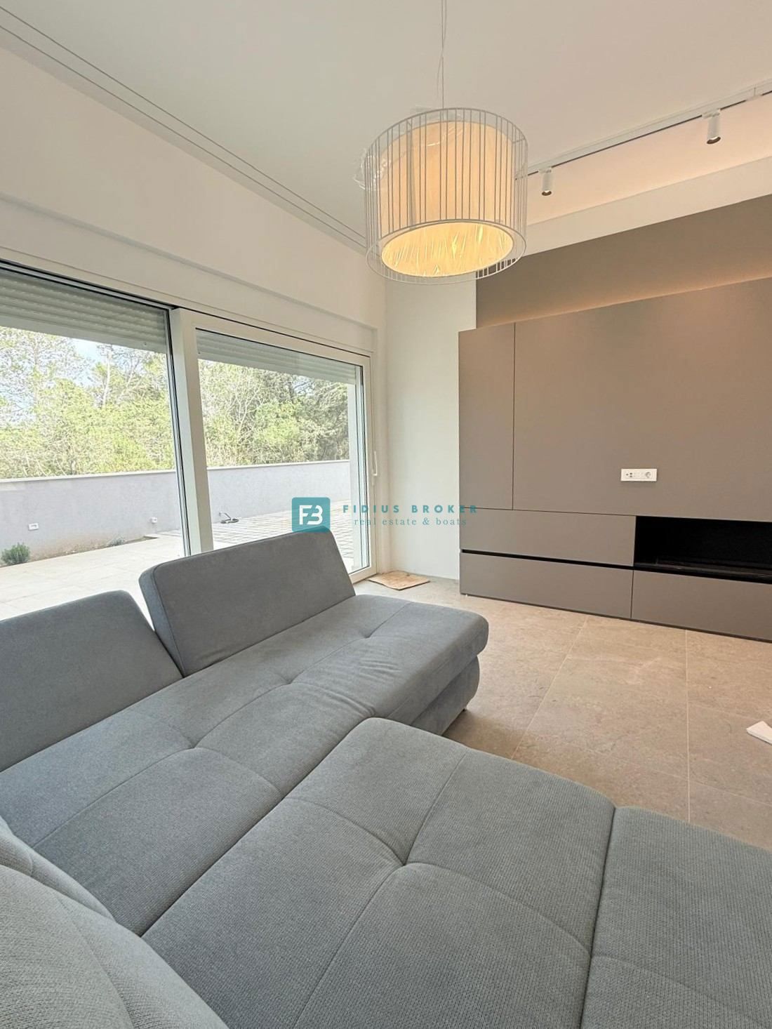 ŠIBENIK-BILICE, nova, opremljena luksuzna vila, 2 ločena apartmaja, 400 m od morja