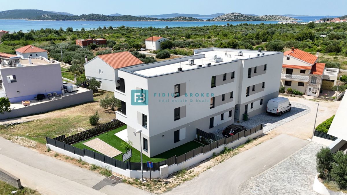 VODICE, novogradnja, 2. nadstropje, 400 m od plaže, pogled na more