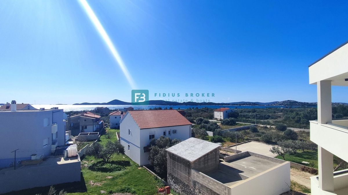VODICE, novogradnja, 2. nadstropje, 400 m od plaže, pogled na more