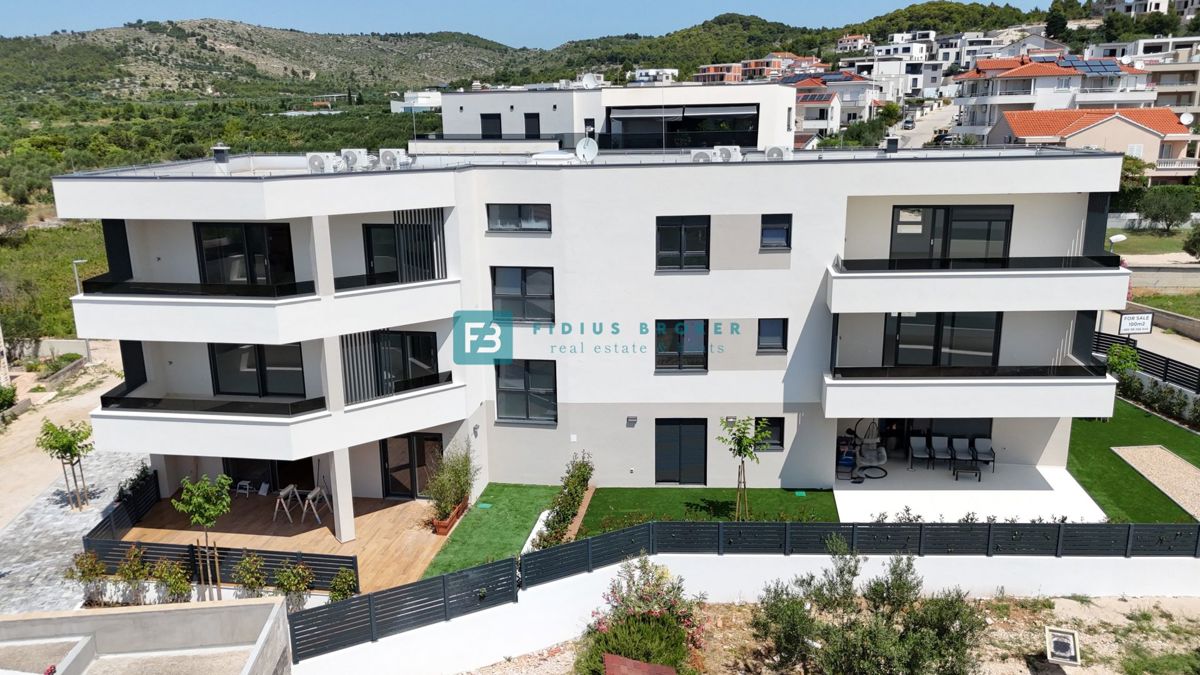 VODICE, novogradnja, 2. nadstropje, 400 m od plaže, pogled na more