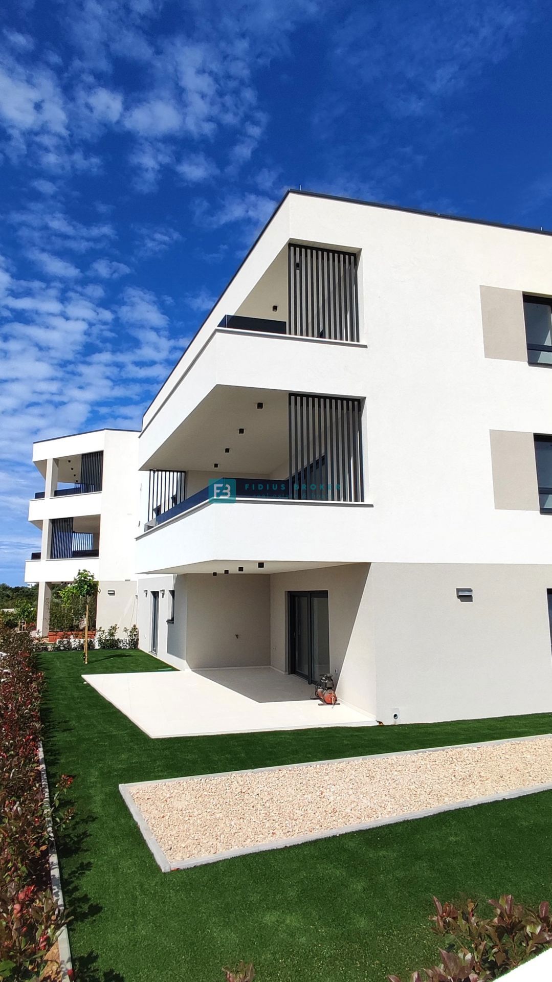 VODICE, novogradnja, 2. nadstropje, 400 m od plaže, pogled na more