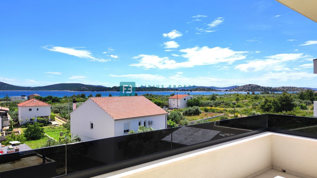 VODICE, novogradnja, 2. nadstropje, 400 m od plaže, pogled na more