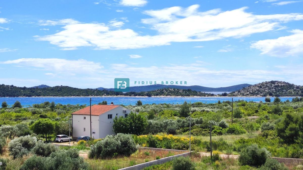 VODICE, novogradnja, 2. nadstropje, 400 m od plaže, pogled na more