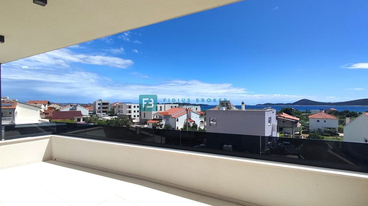 VODICE, novogradnja, 2. nadstropje, 400 m od plaže, pogled na more