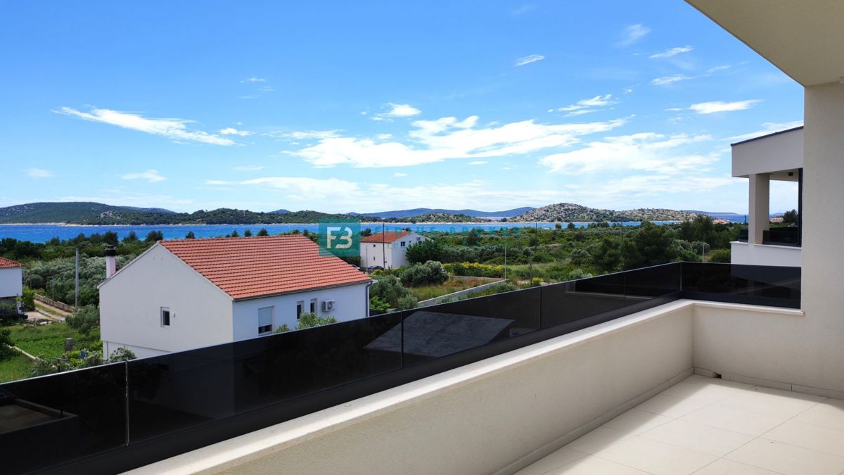 VODICE, novogradnja, 2. nadstropje, 400 m od plaže, pogled na more