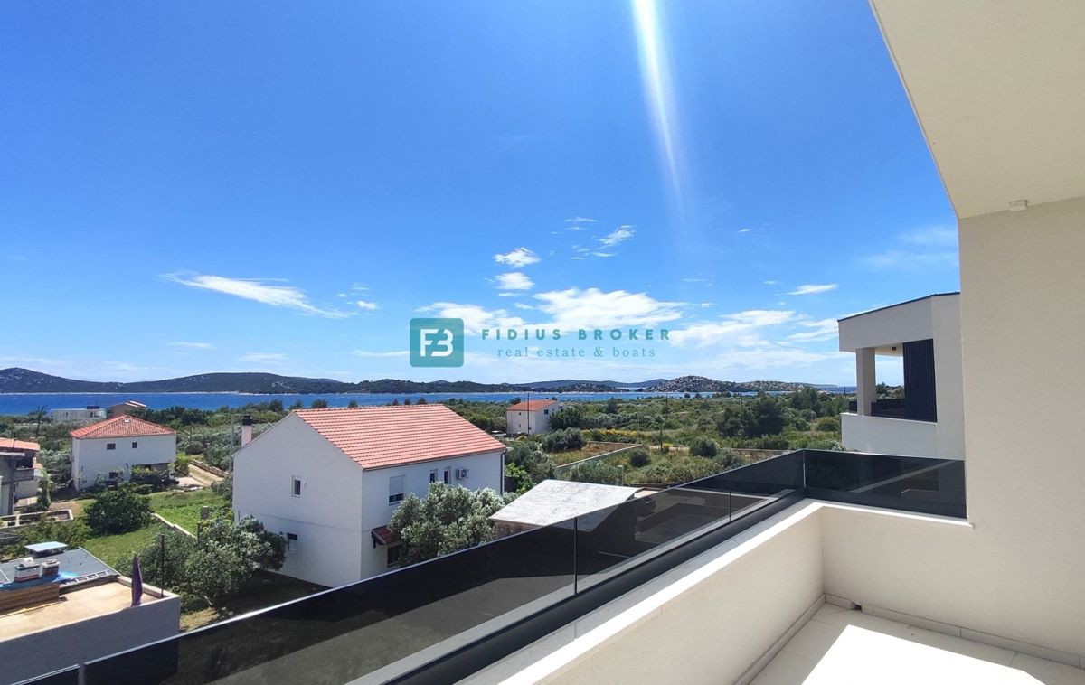 VODICE, novogradnja, 2. nadstropje, 400 m od plaže, pogled na more