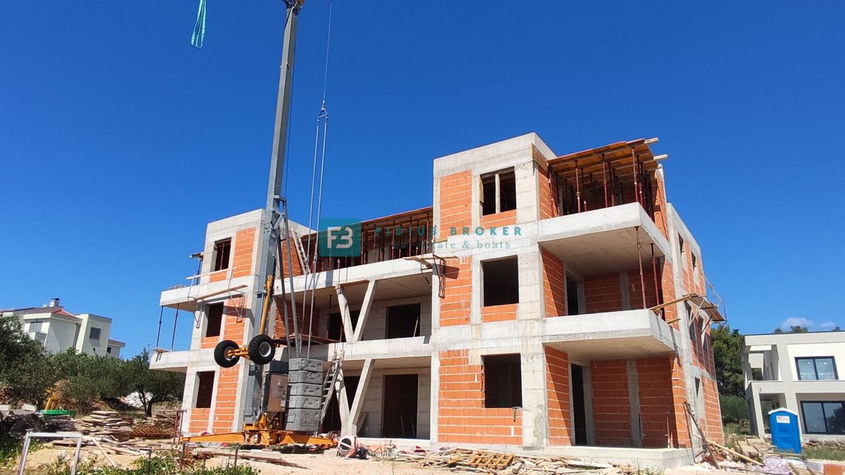 VODICE, novogradnja, pritličje, vrt 133 m2, mirna lokacija