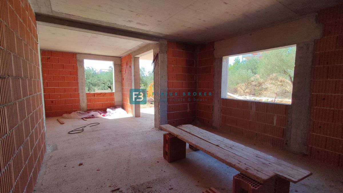 VODICE, novogradnja, pritličje, vrt 133 m2, mirna lokacija