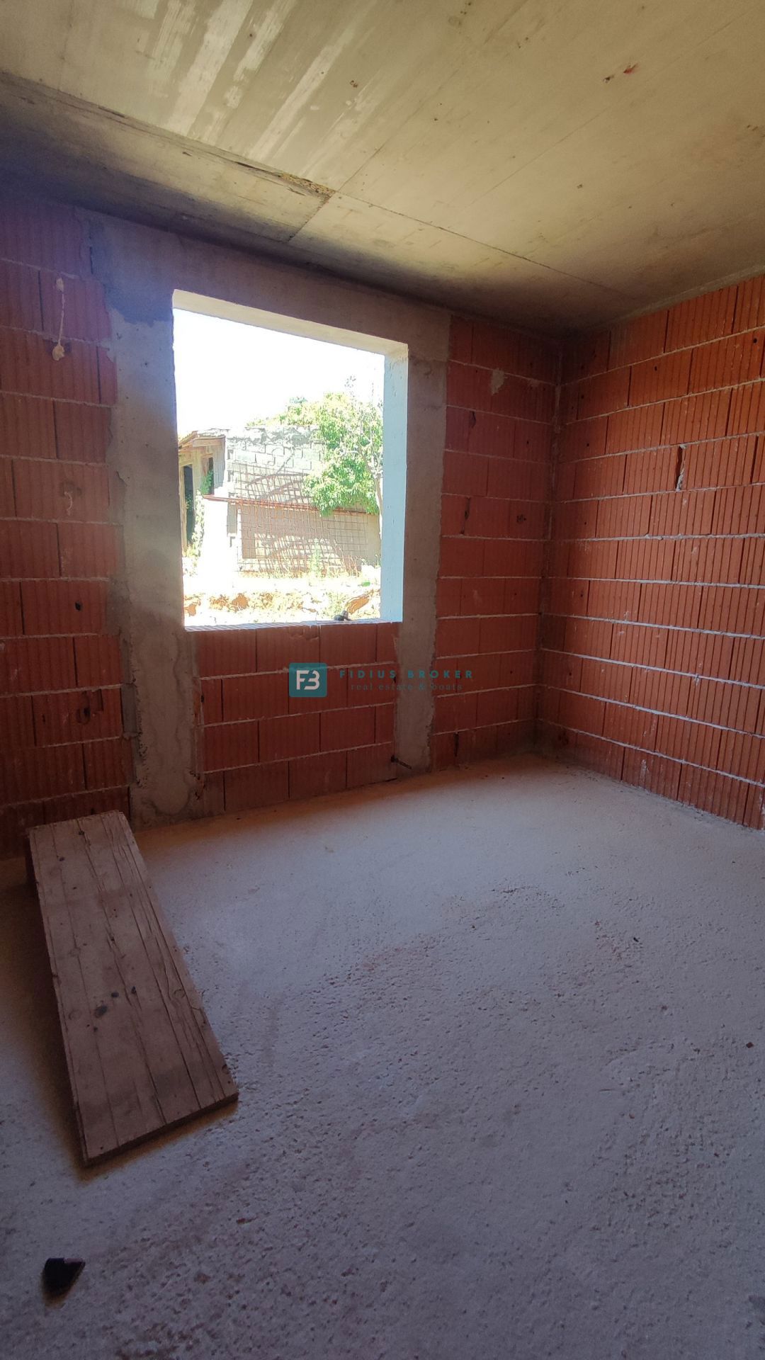 VODICE, novogradnja, pritličje, vrt 133 m2, mirna lokacija