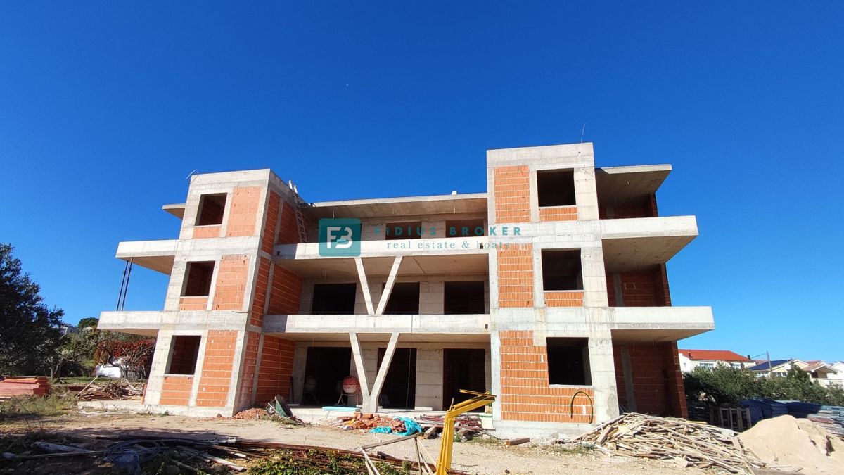 VODICE, novogradnja, pritličje, vrt 133 m2, mirna lokacija