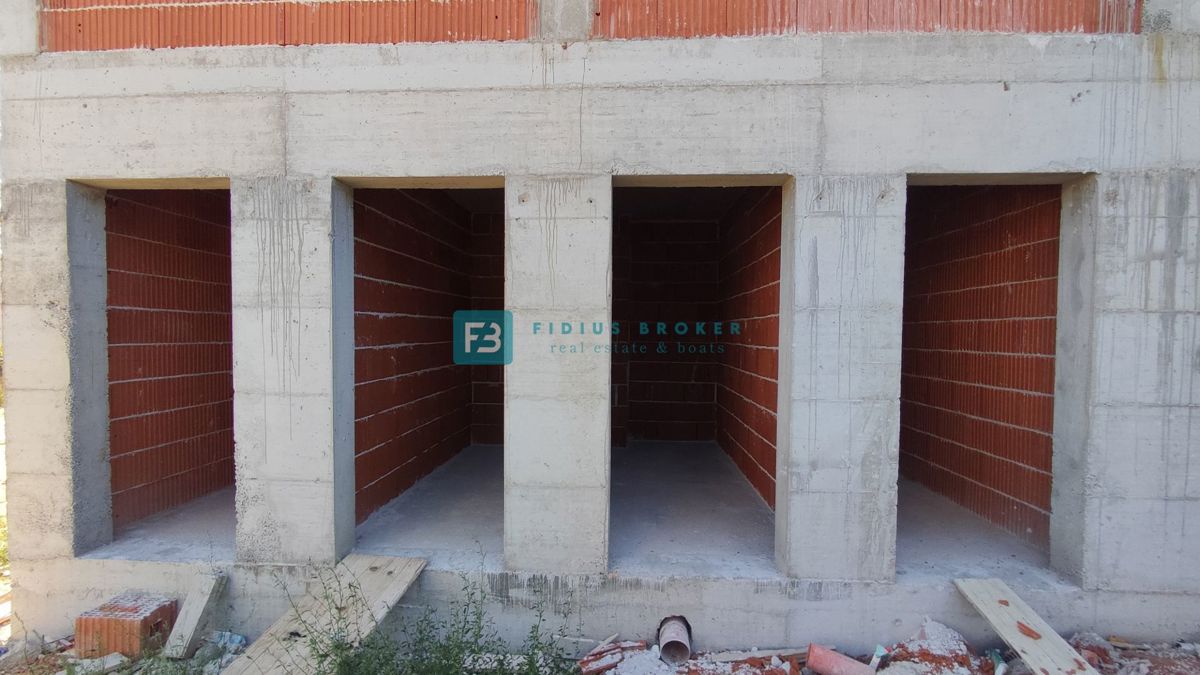 VODICE, novogradnja, pritličje, vrt 133 m2, mirna lokacija