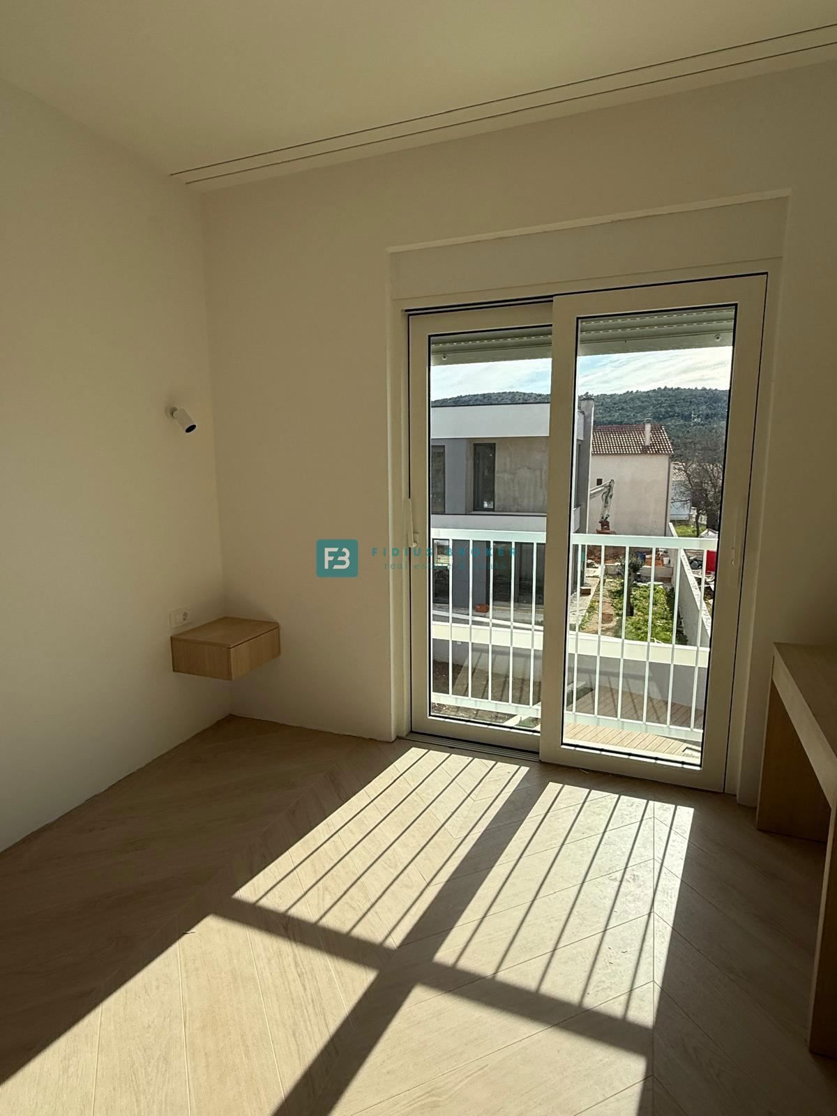 ŠIBENIK-BILICE, nova, opremljena luksuzna vila, 2 ločena apartmaja, 400 m od morja