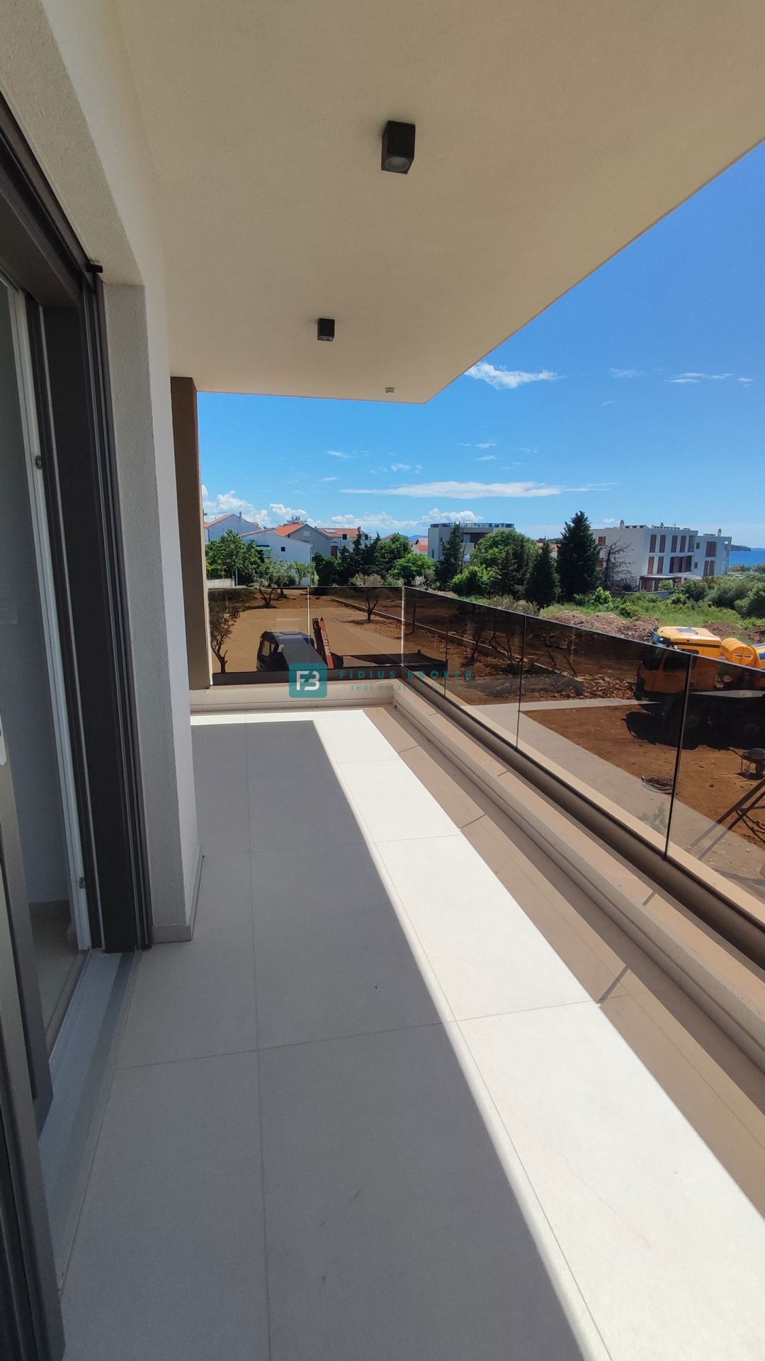 VODICE, novogradnja, 350 m od plaže, 1. nadstropje, pogled na morje