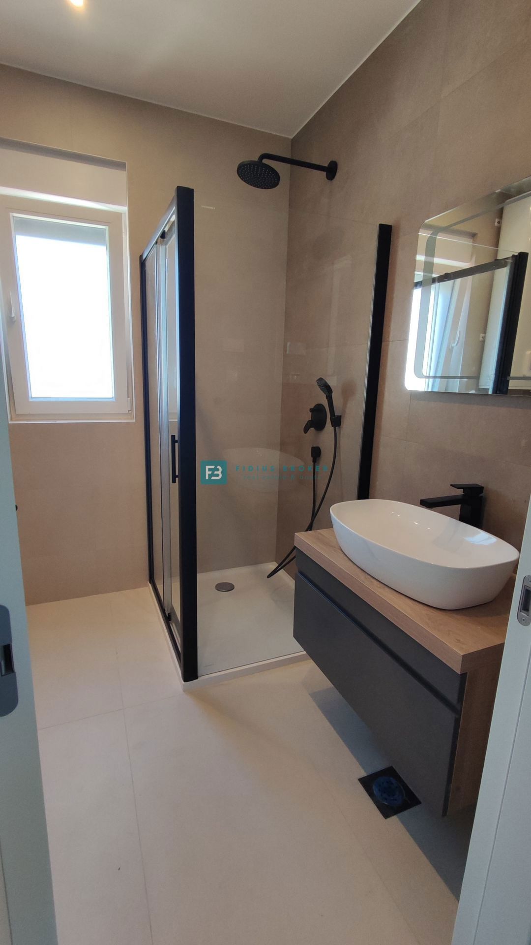 VODICE, novogradnja, 350 m od plaže, 1. nadstropje, pogled na morje