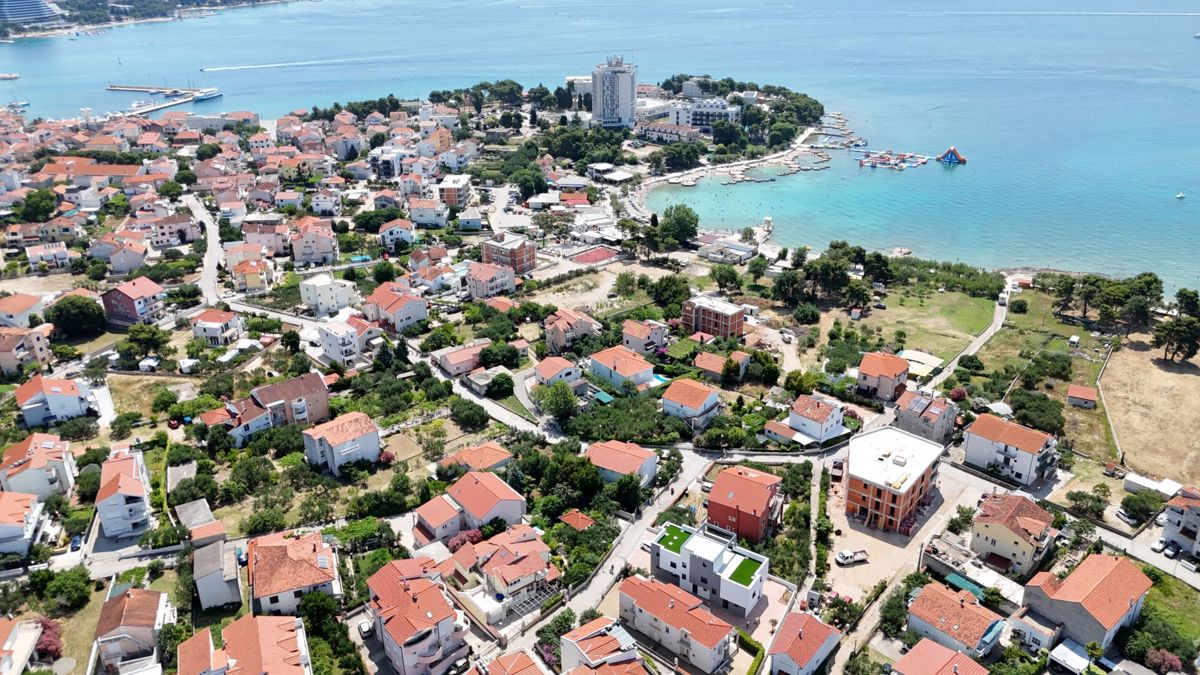 VODICE, novogradnja, 350 m od plaže, 1. nadstropje, pogled na morje