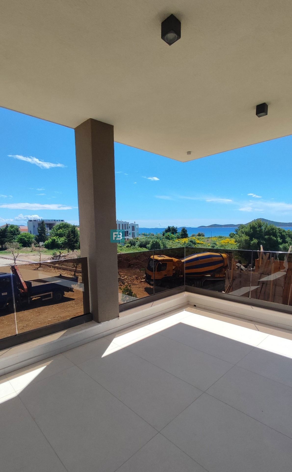 VODICE, novogradnja, 350 m od plaže, 1. nadstropje, pogled na morje
