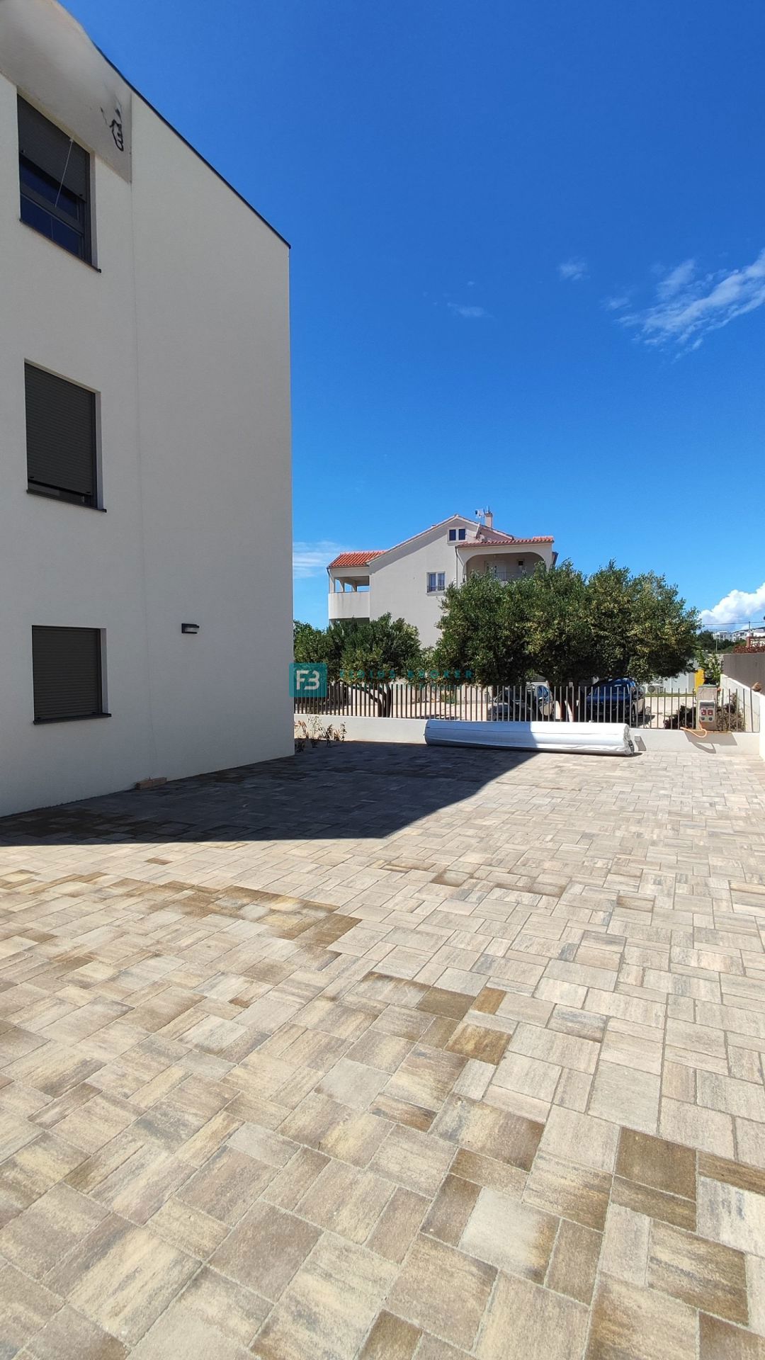 VODICE, novogradnja, 350 m od plaže, 1. nadstropje, pogled na morje