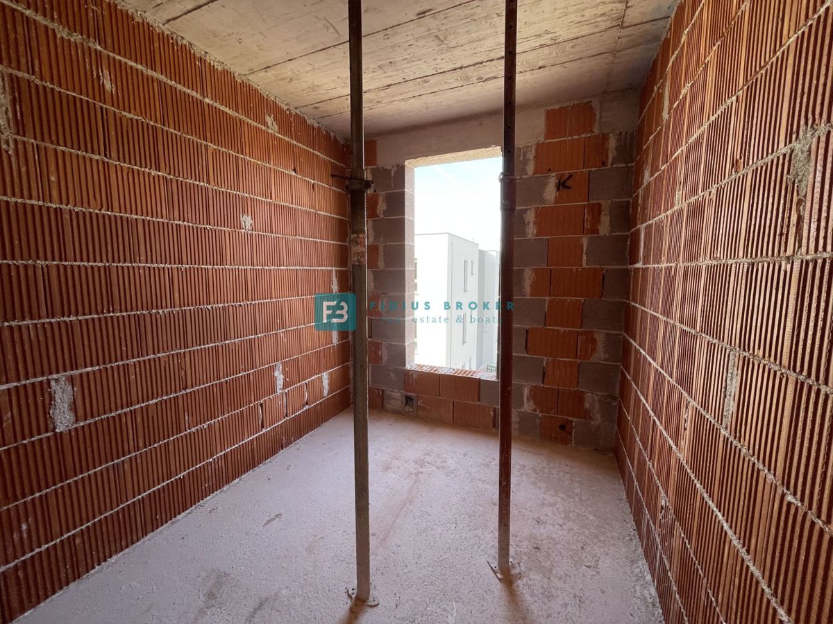 SRIMA, novogradnja, 300 m od morja, 2. nadstropje, 3 spalnice