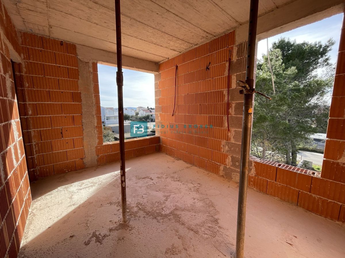 SRIMA, novogradnja, 300 m od morja, 2. nadstropje, 3 spalnice