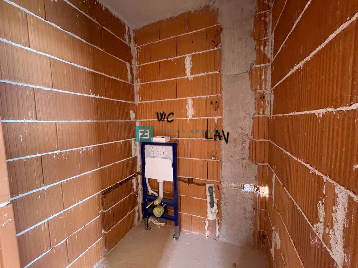 SRIMA, novogradnja, 300 m od morja, 2. nadstropje, 3 spalnice