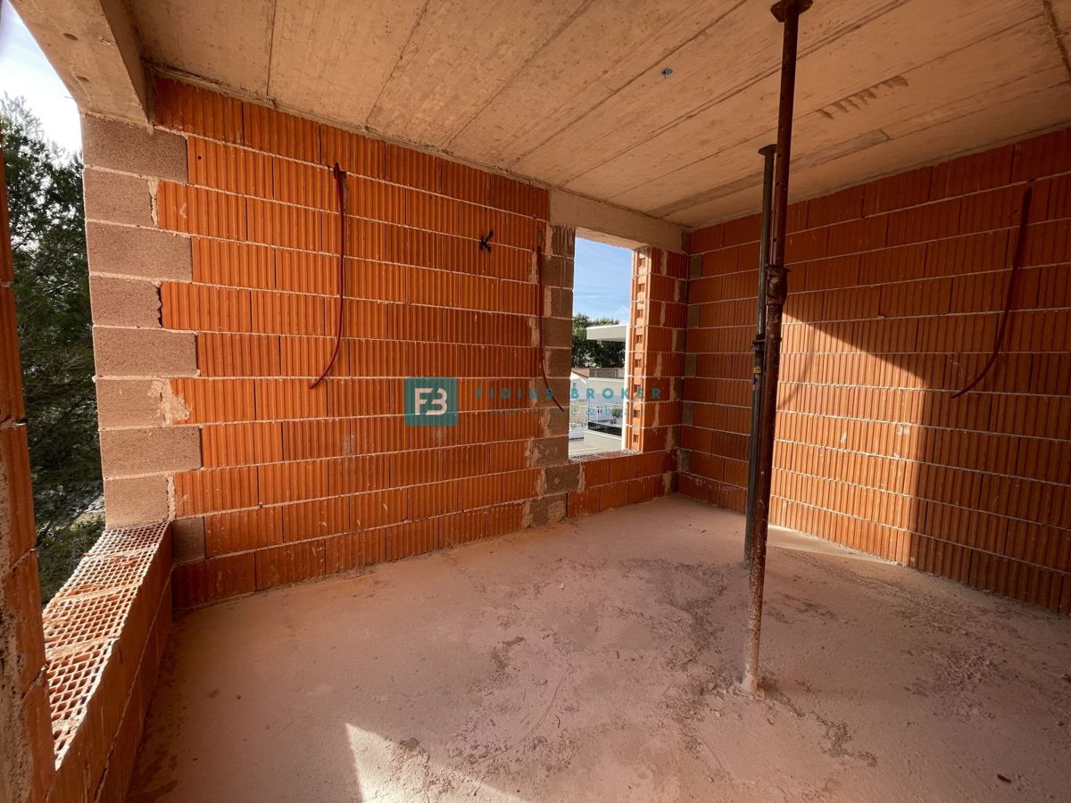 SRIMA, novogradnja, 300 m od morja, 2. nadstropje, 3 spalnice