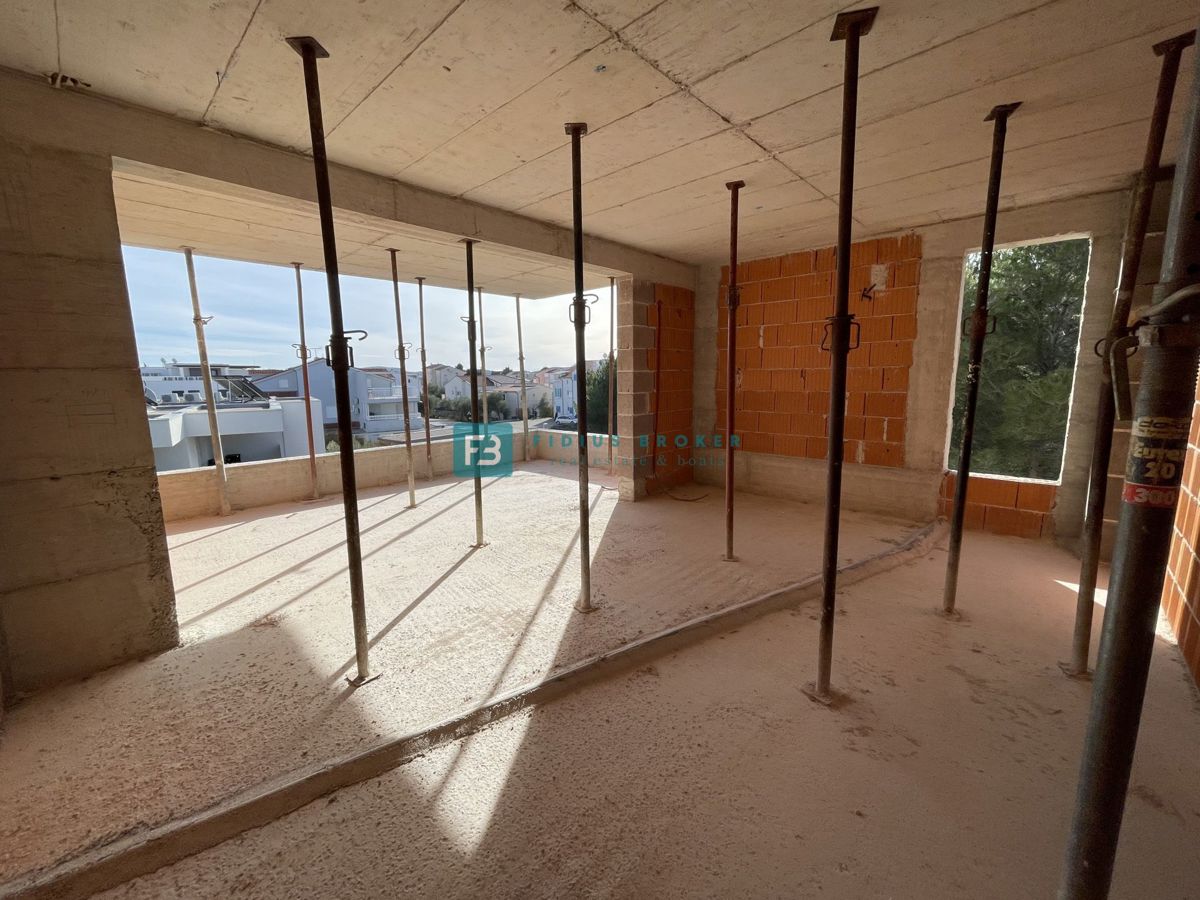 SRIMA, novogradnja, 300 m od morja, 2. nadstropje, 3 spalnice