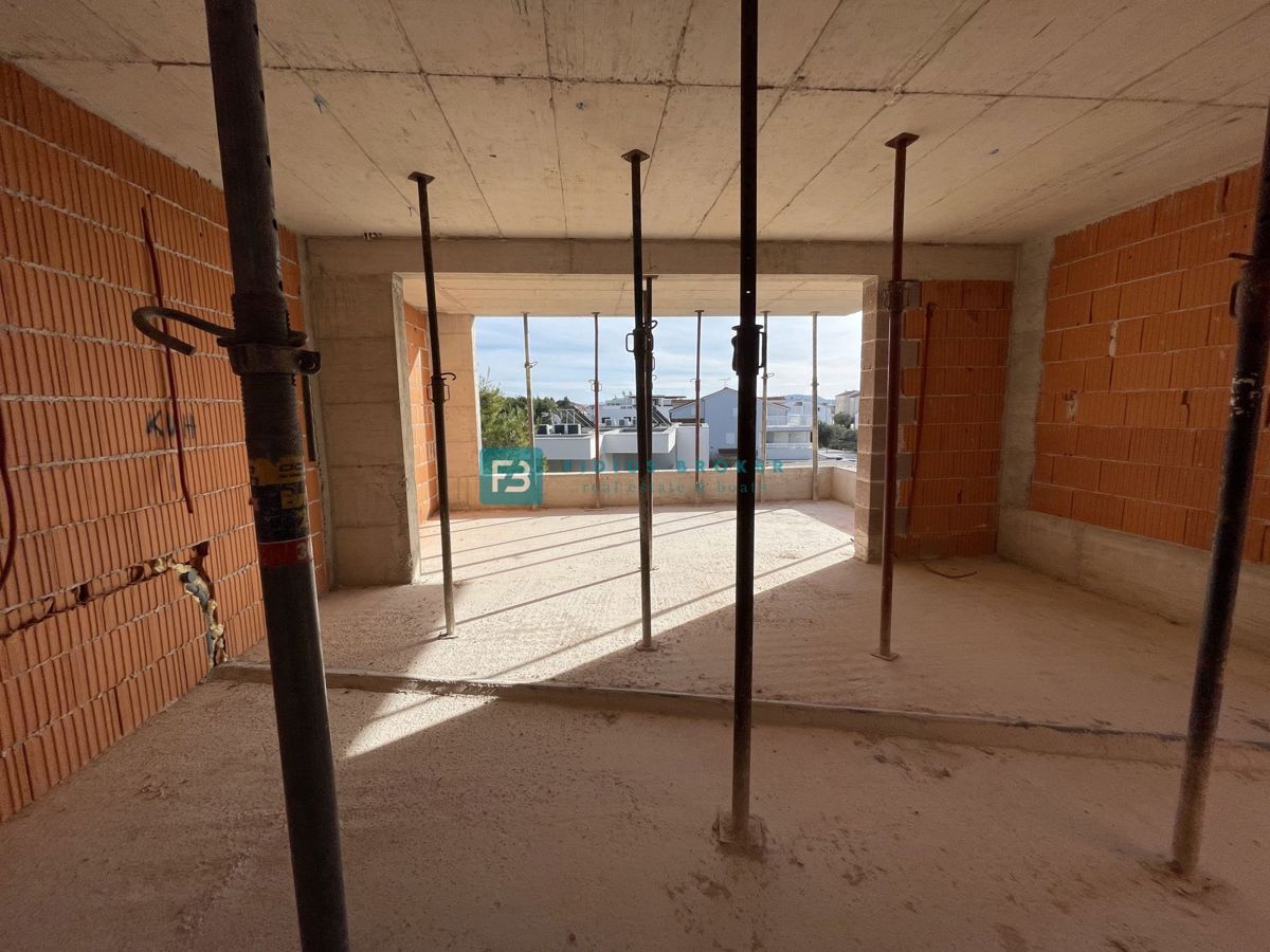 SRIMA, novogradnja, 300 m od morja, 2. nadstropje, 3 spalnice