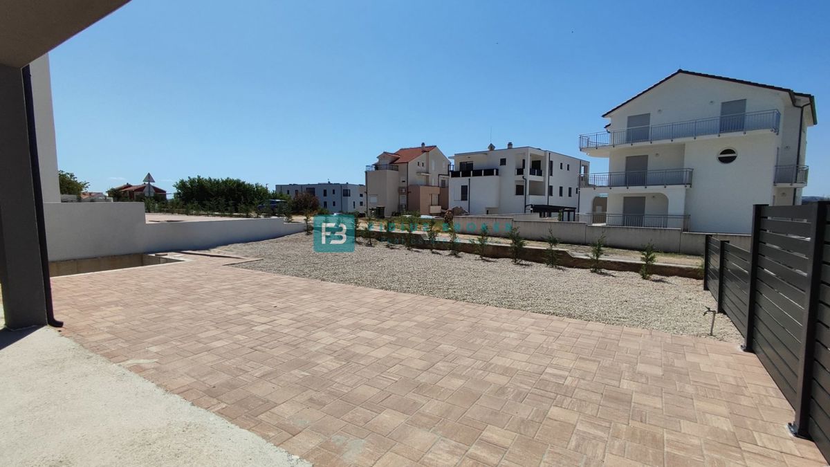 VODICE, novogradnja, dvojček, pogled na morje, bazen, vrt