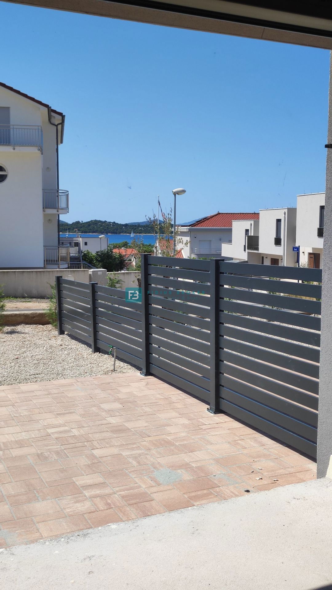 VODICE, novogradnja, dvojček, pogled na morje, bazen, vrt