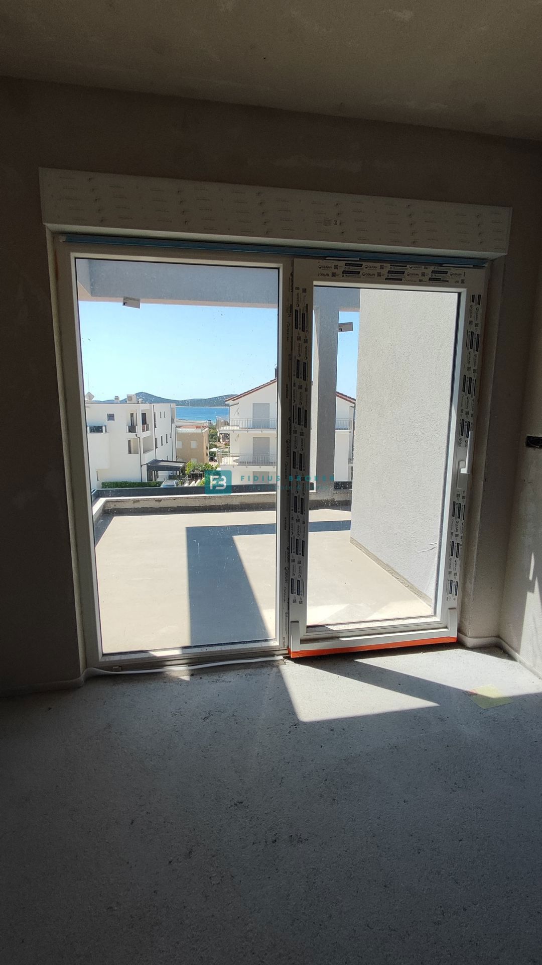 VODICE, novogradnja, dvojček, pogled na morje, bazen, vrt