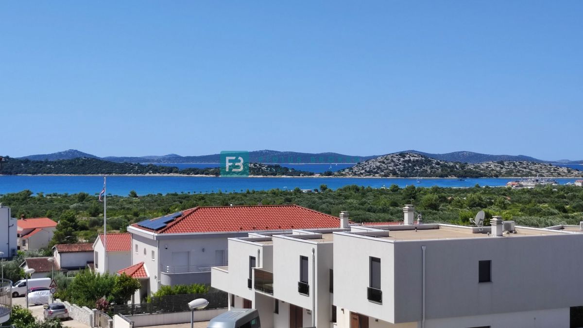VODICE, novogradnja, dvojček, pogled na morje, bazen, vrt